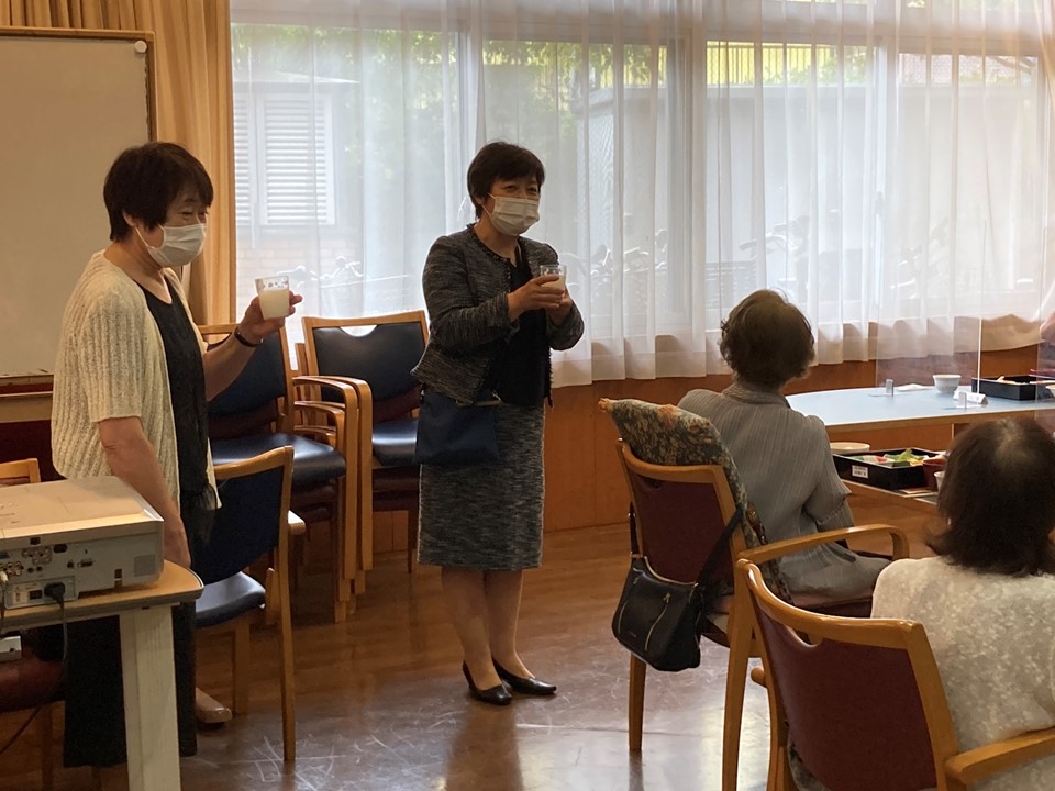 お昼は松花堂のお祝い膳を美味しそうに召し上がっていらっしゃいました。<br>