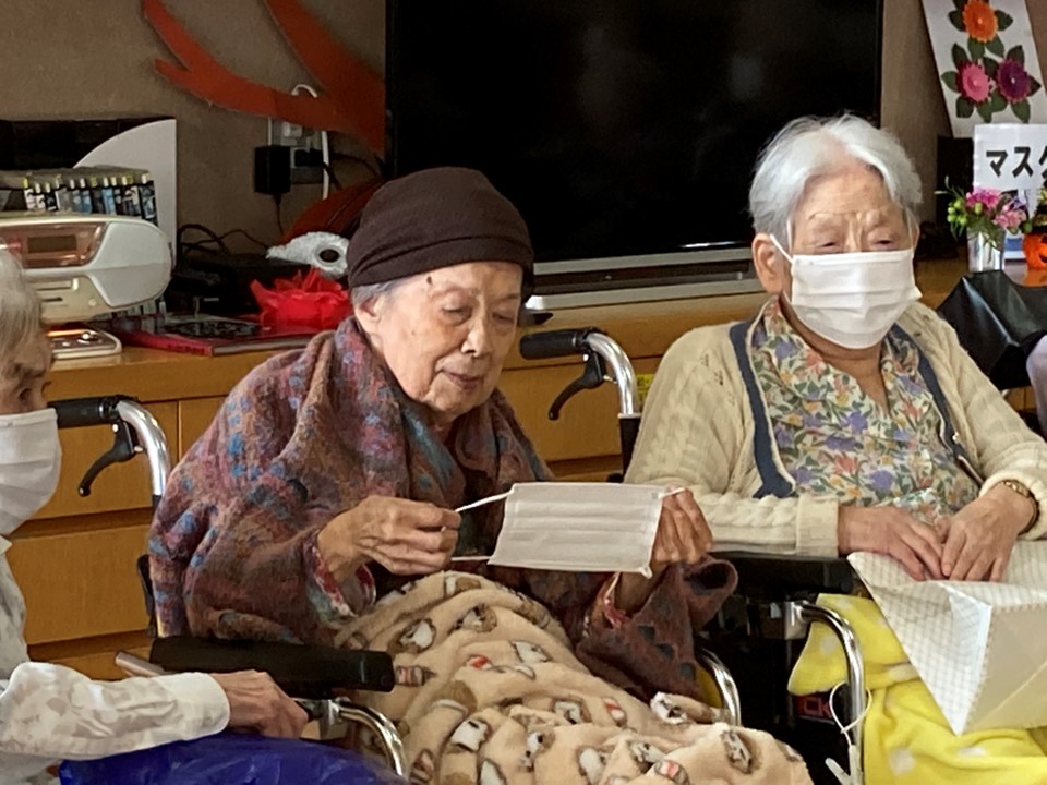 職員が大切にお世話させていただいている方々の、ほのぼのとした家庭的な<br>敬老の日のお祝いでした。<br>