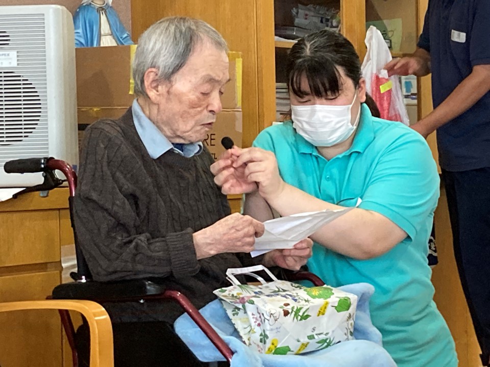 ケア担当からの温かいお祝いのメッセージが読まれ、その方の人となりを伺うことができました。そして、みなさまお祝いを嬉しそうに受け取っていらっしゃいました。<br>