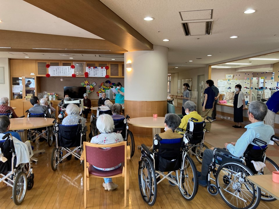 今のお気持ちは?とお聞きすると<br>『風邪ばっかりひいていたので、こんなに長生きするとは思っていなかったわ』<br>他の方は『長生きしすぎました。ホ・ホ・ホ』<br>と言われ、どっと笑いが起こりました。<br>