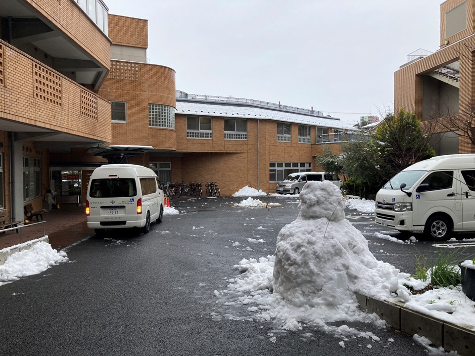 2月5日の夕方から朝にかけて7センチの雪が積もりました。<br>6日の朝は電車が遅延することが予想されましたが、比較的スムーズに<br>出勤することができました。<br>