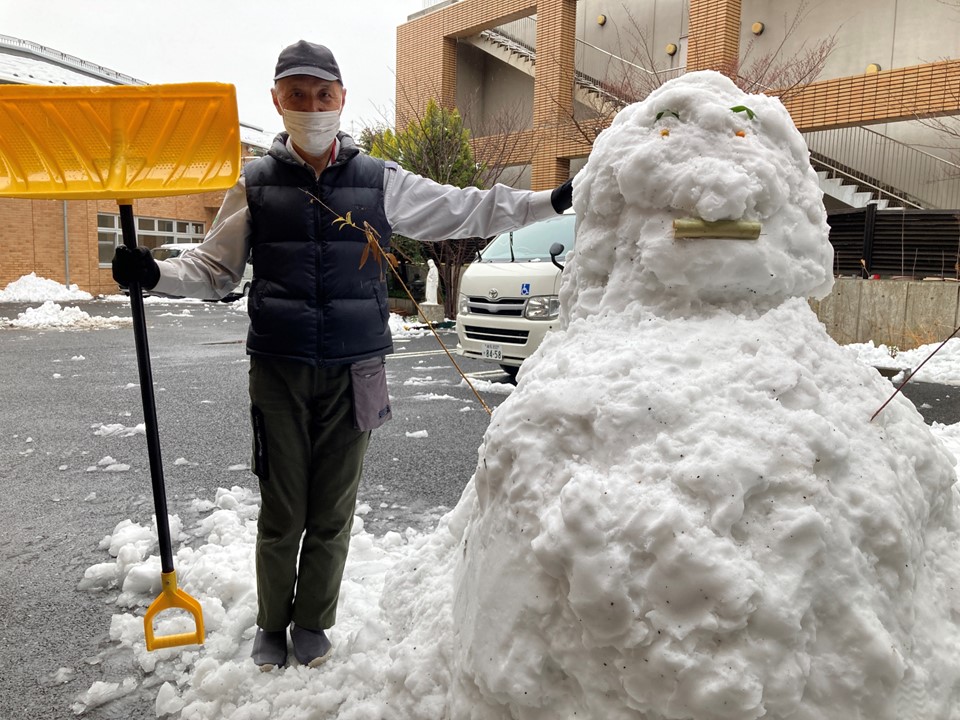 雪だるまの目は園内で実をつけているキンカンです。<br>かわいい雪だるまですね。<br>その後気温が低いのでなかなか雪は溶けません。<br>ご利用者のみなさんも雪を見て喜んでいらっしゃいました。<br>白くて、冷たくて雪は不思議な存在です。<br>