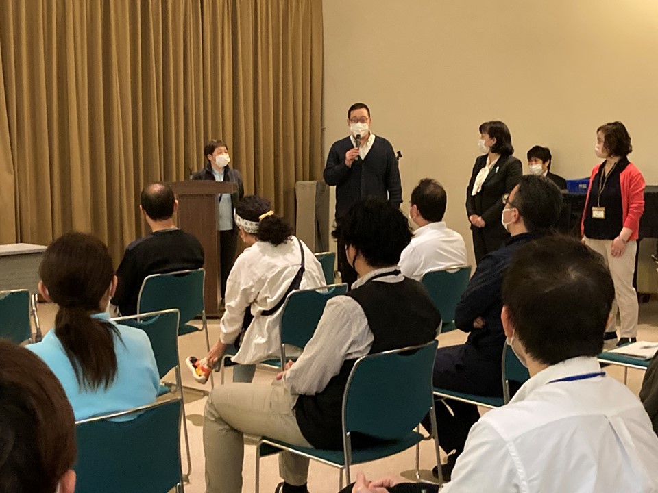 職員会議では施設長から、小西神父様から私たちの仕事として<br>“人をホッとさせるのが大切”というお話をして頂きましたが、<br>人をホッとさせるのはなかなかできるものではありません。人に対して<br>優しいまなざしを向けるのは自分がホッとしていないとできないからです。<br>心から安らいでいることが大切とのことでした。<br><br>困っている人に手をさしのべる隣人愛が大切ですので、<br>できれば人をホッとさせる人になって欲しいと思います。<br><br>新年度もどうぞよろしくお願いいたします。<br>