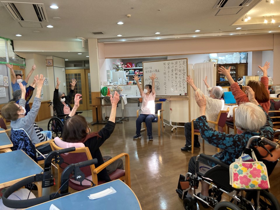 朝、ご自宅までお迎えに伺い、健康チェック、入浴、昼食・口腔ケア、レクリエーション、聖母カフェを楽しんでいただけます。<br><br>食事は管理栄養士の献立による、栄養バランスの取れた<br>おいしいお食事をお出ししています。お祝いの行事食もあります。<br>