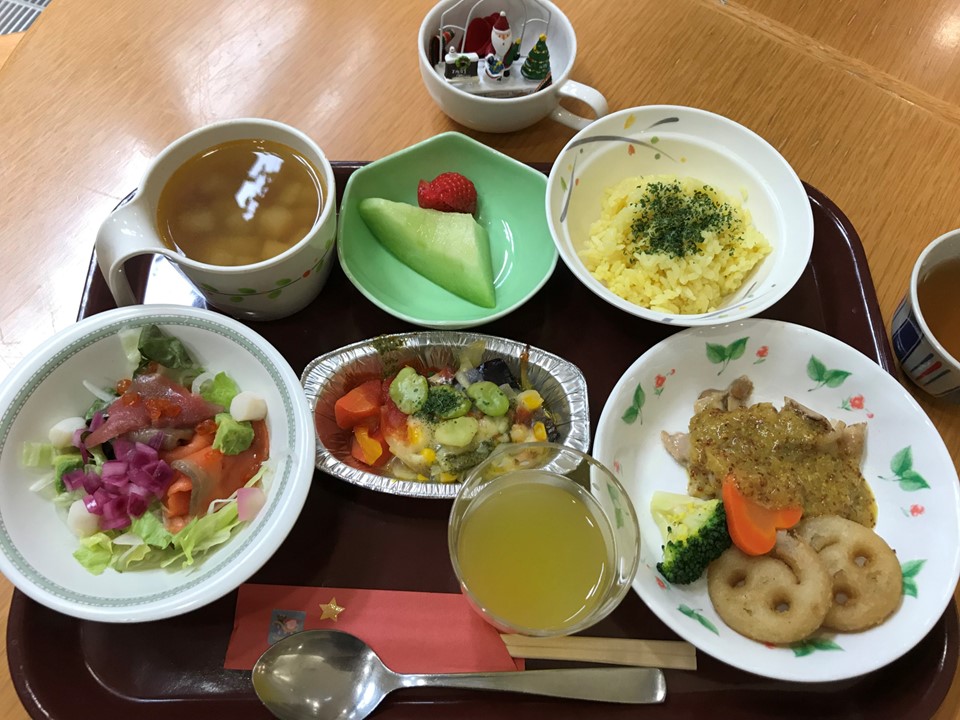 脳トレや趣味の活動、ご一緒に楽しむレクリエーションなど<br>多彩な楽しみ方で毎日工夫を凝らしてご提供しています。<br>