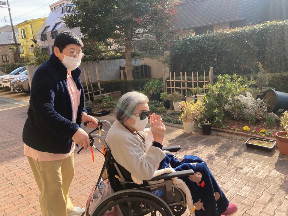 園庭でのお散歩を楽しんでいらっしゃいます。<br>ご見学・体験を随時お受けしていますのでどうぞご利用ください。。<br>