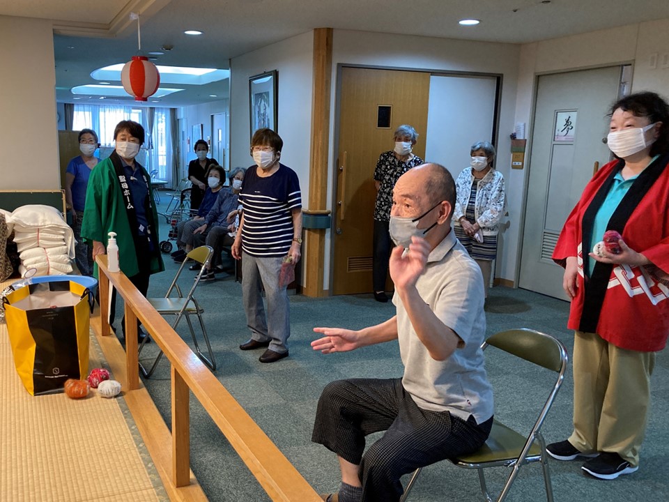 縁日にちなんだミニゲームや的あてゲームをみんなで楽しみました。<br>的あてゲームは座って投げるので、なかなか当たりません。<br>当たるとコーヒー券やタオルがゲットできます。<br>特賞はなんとクオカード！<br>