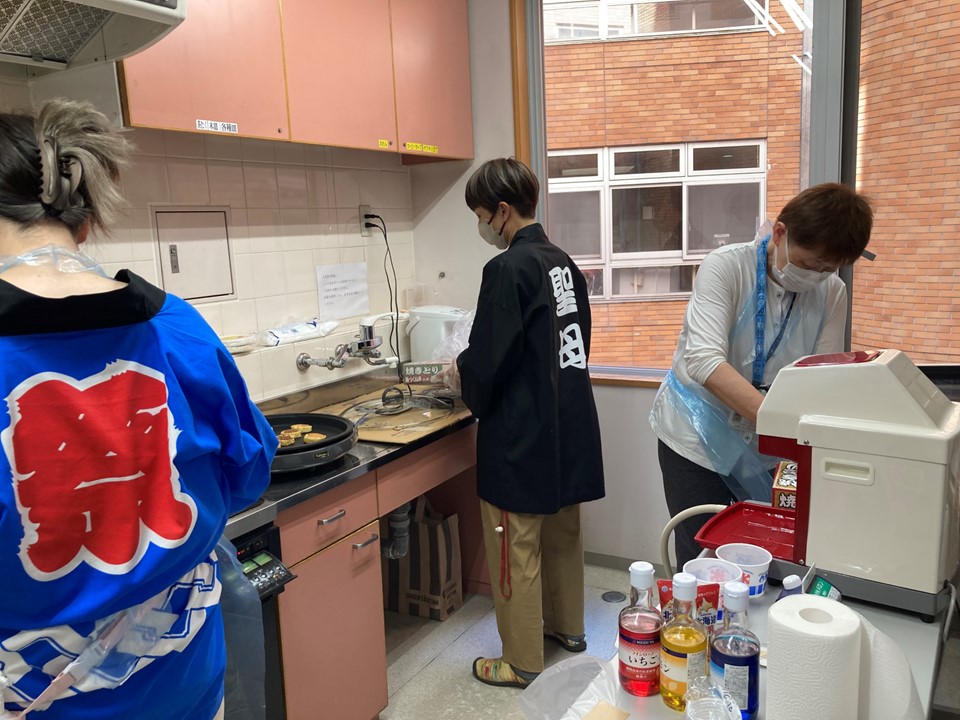 おやつのおしながきは、ミニお好み、やきとり、<br>かき氷、カラフルソーダ、から揚げ＆ポテトです。<br>相談員が作ってくれました。<br>