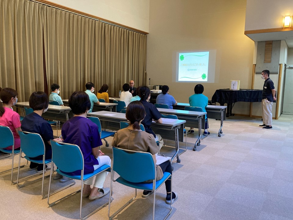 むかしは動脈硬化の原因は歯周病から来ていることは分かっていませんでした。<br>なんと歯周病菌は糖尿病も誘発します。歯医者さんに行って歯周病菌を減らさないといけません。歯周病は3か月に一回検診してください。それを若い頃から習慣づけたらよいと思います。もし歯が一本も無くても口腔ケアは大事です。口腔がんも増えています。ケアで歯医者さんが見つけてくれます。糖分の摂り過ぎ、運動不足、睡眠不足も良くありません。ビタミンCを摂ると良いそうです。<br>