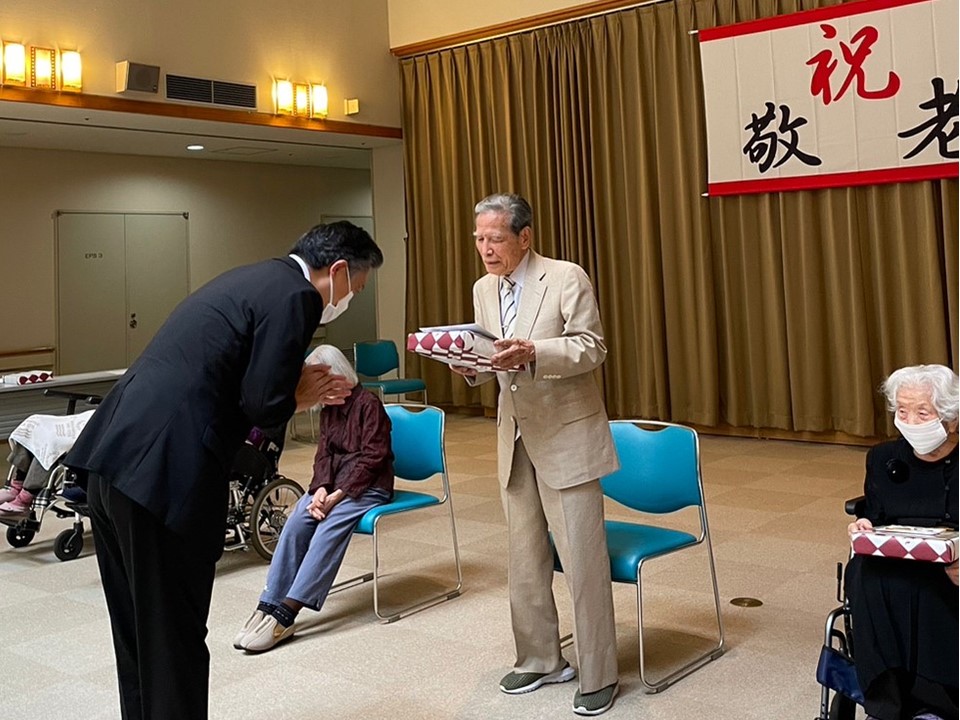 聖母ホームで100歳以上になられた方は4名いらっしゃいました。<br>9月2日、吉住新宿区長が長寿のお祝い状と記念品贈呈に来てくださり<br>ご利用者が嬉しそうに受け取られました。<br><br>101歳になられるHさんは区長からお祝いをいただくときに失礼のないようにと、<br>前日浅草までお出かけになってスーツをプレスされ敬老のお祝いに備えました。<br>いつもお元気なので、今までどんなことをされていたんですか？と趣味をお聞きすると<br>「ゴルフをいつも友達とやっていたんだよ。みんなでワイワイやってゴルフが一番健康にいいよ」と教えてくださいました。<br>何を召し上がっていらしたんですか？とのお答えは、『アロエ』と「養命酒」だそうです。<br>また102歳になられたご利用者は、おしゃれな方で、よく職員と一緒に新宿のデパートに<br>スカートやブラウスを買いに出かけられたそうです。<br>
