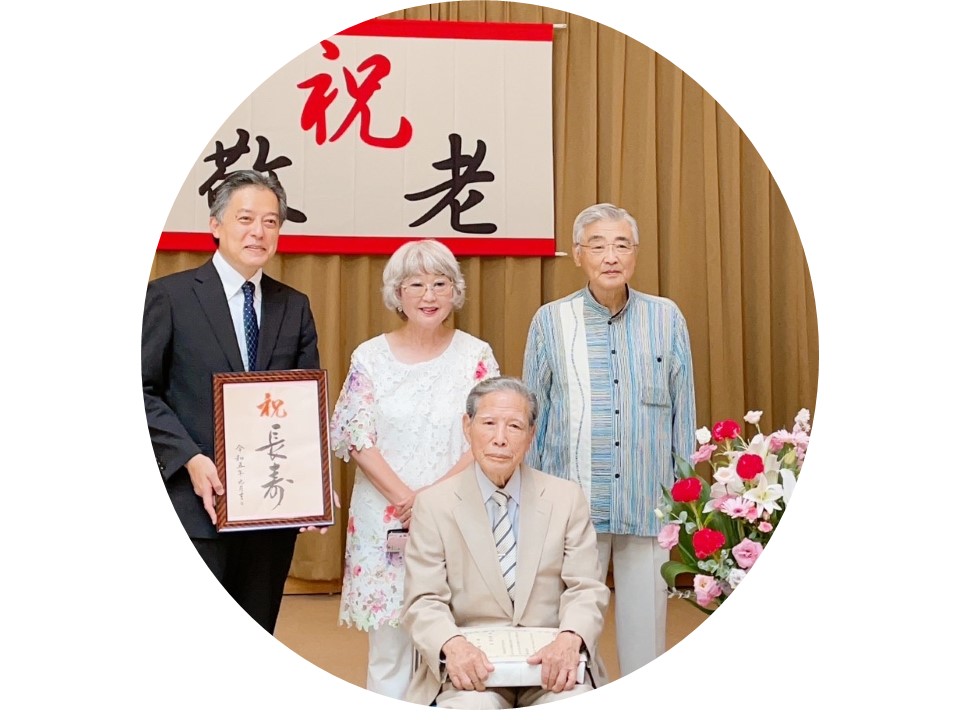 特養のご利用者の方で入所されてもう１３年になられる方も100歳を迎えられました。<br>これからも健康に留意され、いつまでも明るく楽しい日々を送られますようお祈りいたします。私たち職員も、いつも元気にお過ごしのご利用者に倣ってみたいと思っています。<br>ご長寿おめでとうございます。<br>