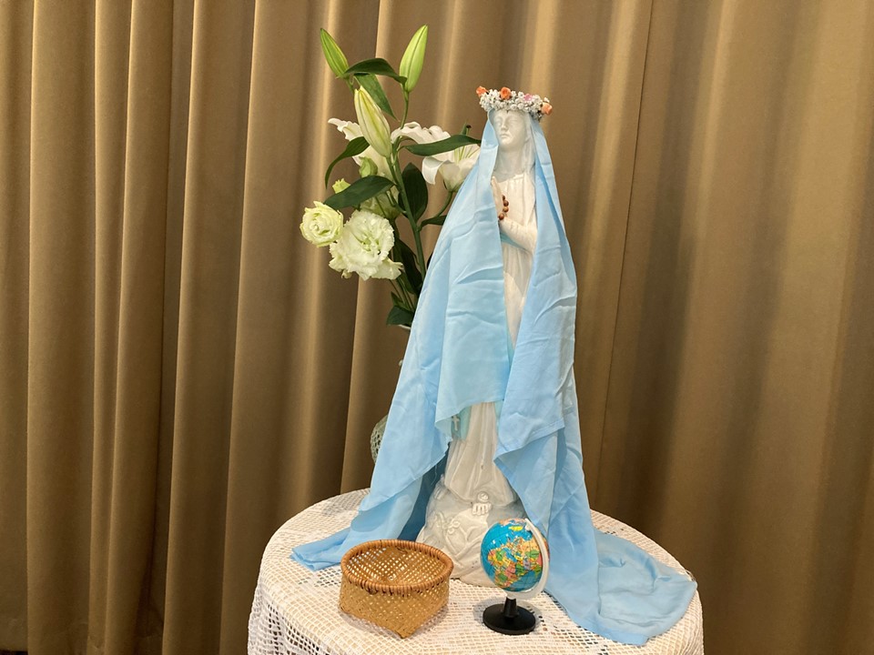5月のさわやかな青空のもと、マリア様の花とされている白百合と<br>安全に送迎が行われるように車の鍵をそなえ、アヴェ・マリアの祈りを唱えました。<br>私たちもご利用者とともに日々の仕事を一生懸命に行いたいと思います。<br>