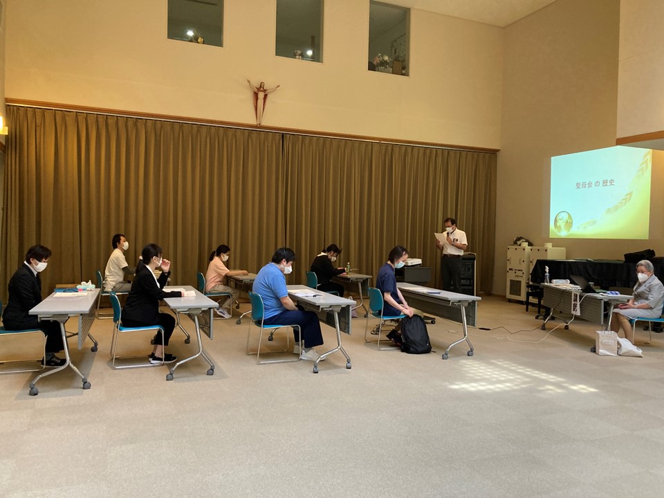 最初は理事長より聖母会の精神（こころ）について、<br>そのあと各担当者より、聖母ホームの事業概要、防災マニュアル、<br>ボランティア活動、健康管理、栄養管理、コンプライアンス、広報活動、<br>聖母ホームの“ケア”が大切にしていること、<br>