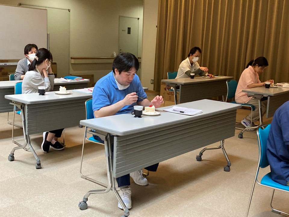 副施設長から利用者接遇、そのあと受新入職の方の感想では、<br>「私の国では自分の家族を大事にしていて、おじいさん、おばあさんをもっとも大切にしています。知識だけでなく、愛情も大切ということを教えていただき、<br>これからは高齢者の方に活かして頑張りたいと思います。」<br><br>また他の職員からは「聖母会の理念を学ばせていただきました。<br>誰かの支えが自分の支えにもなります。リターンの多い職種だと思いますが心の信念の中に愛を携えて私も頑張っていきたいと思います。」<br>
