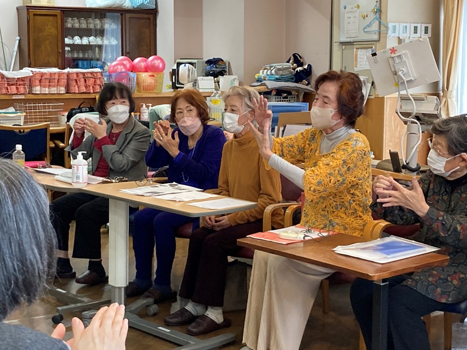 ご利用者のみなさんも一生懸命集中して聞いていらっしゃいます。<br>手遊びや早口ことばも頭の体操になります。<br>