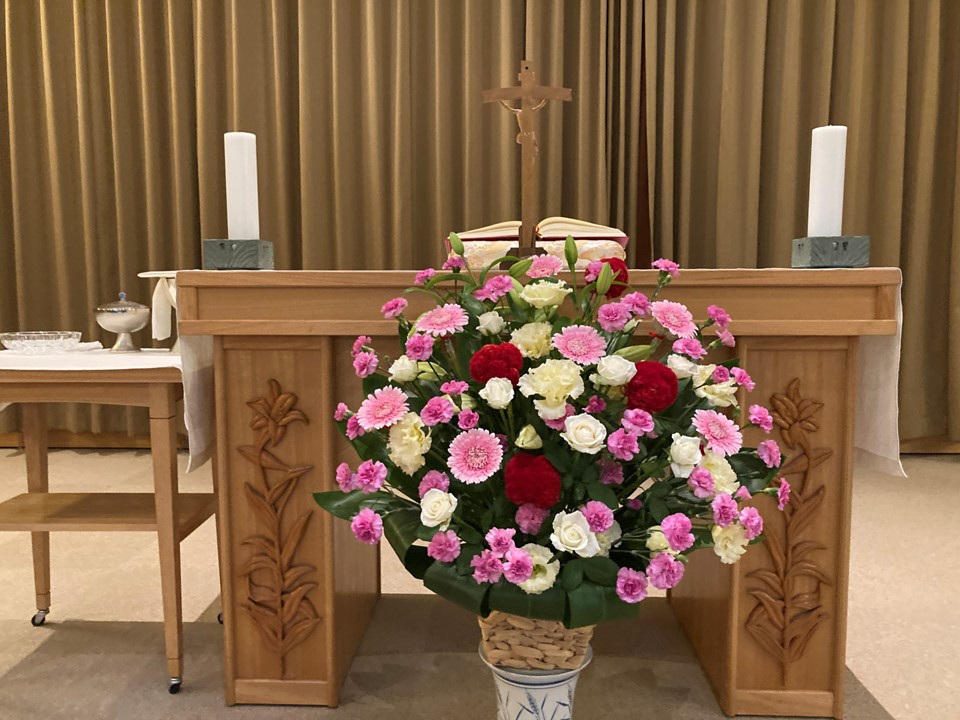 ９月5日、高山貞美神父による開設25年目の感謝のミサが行われました。<br>ミサは入祭の歌からはじまり、共同祈願で各部署が25年目の感謝の言葉を述べました。<br>聖体拝領では神父さまの祝福が全身に伝わってきて、たくさんの力をいただくことが出来たように感じました。<br>