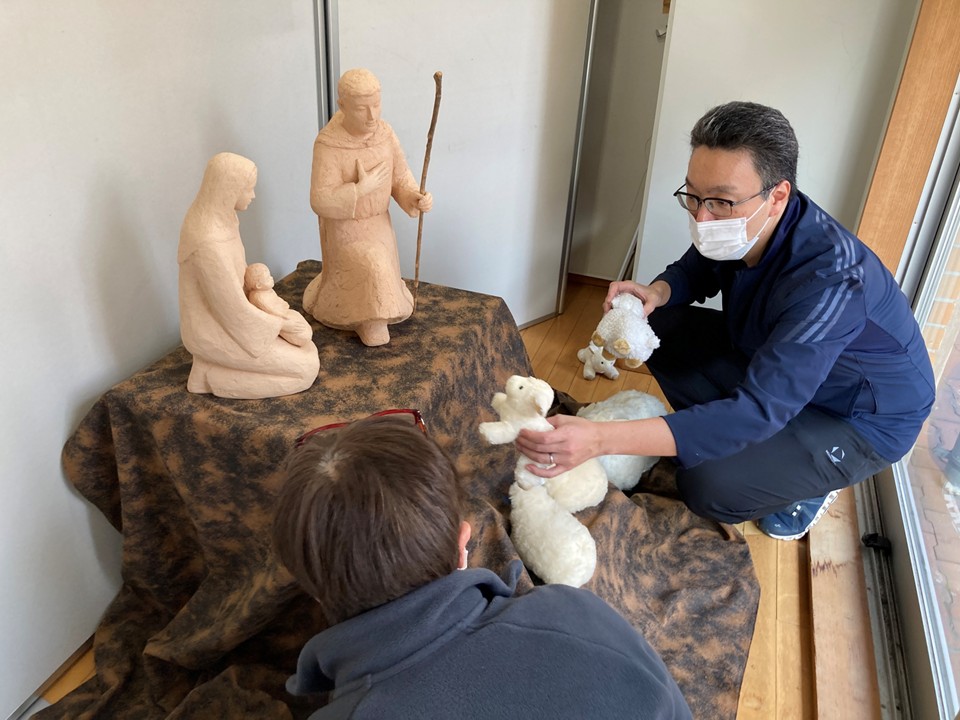 街ではクリスマスソングが流れ、イルミネーションが<br>きらきらと輝く季節になりました。<br>玄関やギャラリー、コーヒーショップの周りもクリスマスの飾りつけをしました。<br>