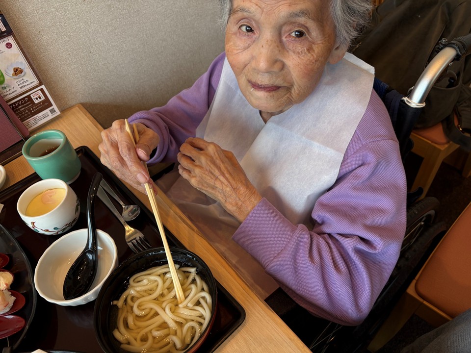 お膳はうどんとお寿司、そして天ぷらに茶わん蒸しと豪華です!!<br>すべて柔らかく食べやすく工夫されています。ふだんは口数の少ない方も職員とおしゃべりをしながら笑顔で食べ進めておりました。<br>