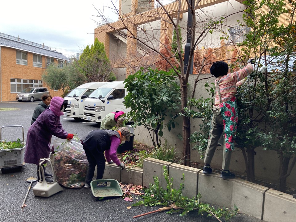 長年ボランティアをして下さっている池田先生と家族会の方々が
今年も年末の12月20日の小雨が降る中、
園庭をきれいにしてくださいました。
