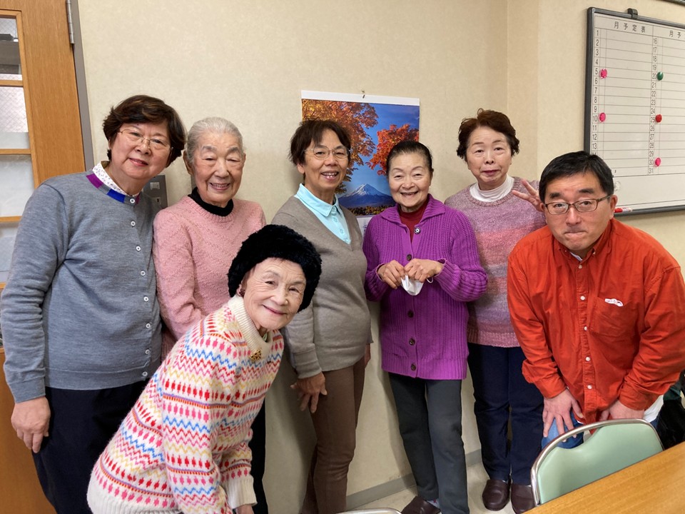 毎月定期的に活動して下さっている家族会の皆さんと池田先生です。<br>