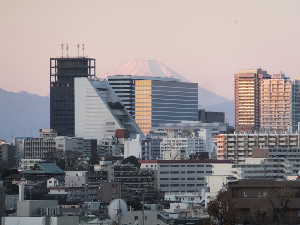新年あけましておめでとうございます。<br>旧年中は当施設に温かいご支援とご協力を賜りまして<br>心よりお礼申し上げます。<br>本年もご利用者の皆様とご家族様、ボランティアの皆様、地域の方々と<br>共に歩んでまいります。<br>どうぞよろしくお願い申し上げます。<br>