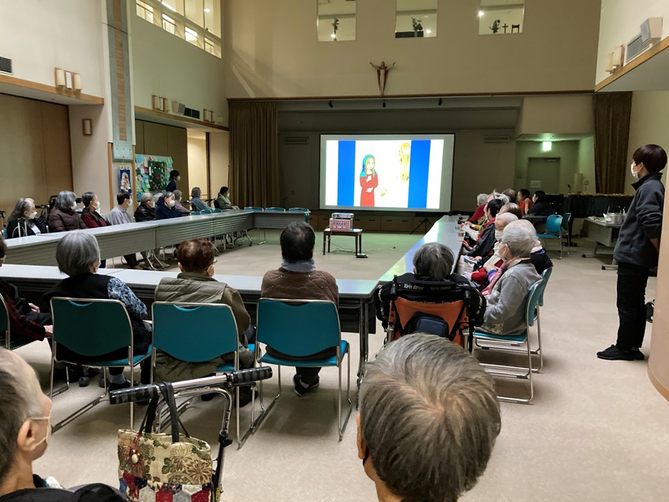 コロナ以前はクリスマス会といえば職員とご利用者の方とで
舞台で聖劇を行っていましたが、
今年は１階のホールで皆さんと聖劇のアニメを観ました。