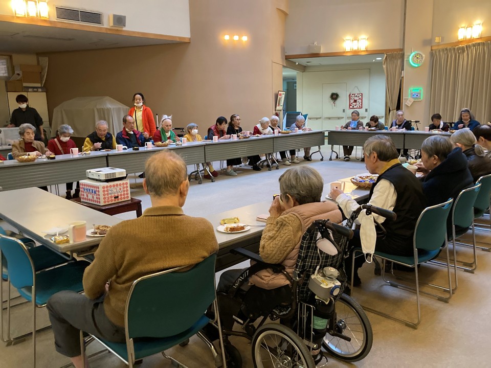 そのあと皆さんとご一緒に作ったクッキーとシュトーレンを召し上がり、<br>やはり手作りのローソクを灯しておしゃべりをしながら<br>クリスマス会を楽しみました。<br>