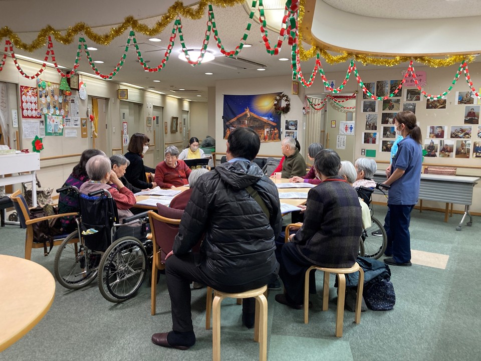 グループホームでは職員によるマンドリン演奏が行われ、「太陽がいっぱい」や<br>「ティファニーで朝食を」などすてきな演奏を皆さんが楽しんで下さいました。<br>