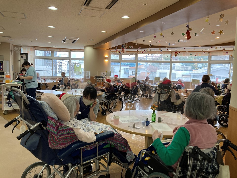 特養では家族会の方がご利用者の方にプレゼントを配って下さいました。<br>みなさんすぐに開けて喜んで下さいました。<br>