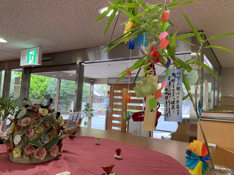 ご利用者さんが願い事を書いた短冊に「早く結婚できますように」<br>と書いたものが目を惹きました。<br>願い事を言葉にするとなんだか叶うような気がします。<br>
