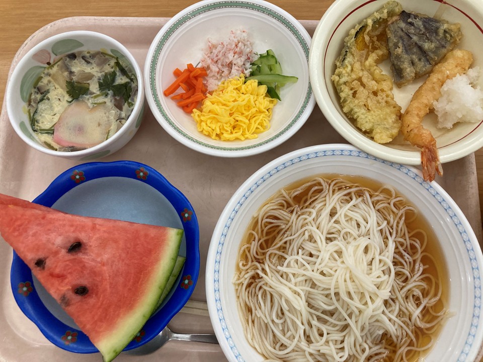 お昼は七夕ソーメン、天婦羅つきでとてもおいしかったです。<br>