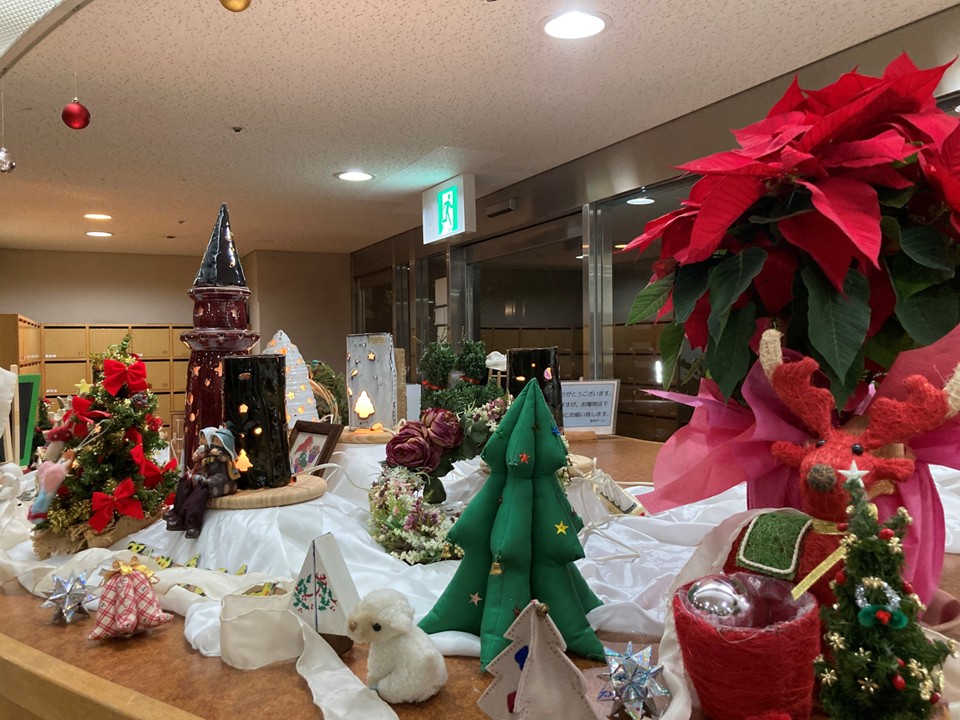 朝礼で「きよしこの夜」や「しずけき」の聖歌をうたい、ホームはクリスマスの<br>ムードでいっぱいです。<br>お近くに来られましたらお立ち寄りください。<br>