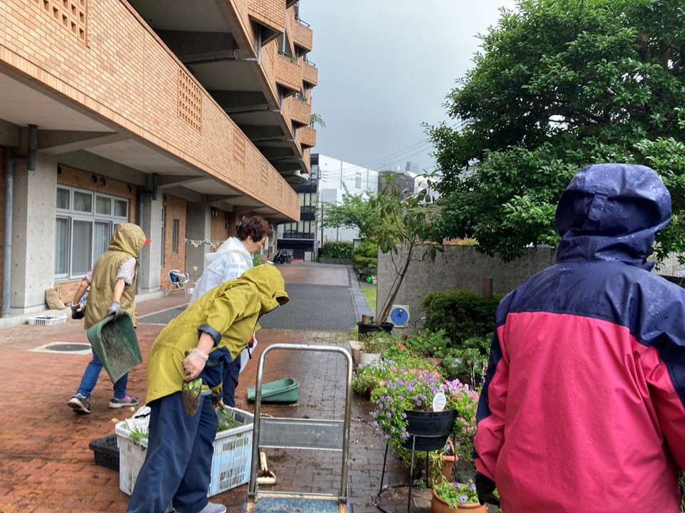 6月20日、お花の指導をして下さる池田先生と家族会の方、ご利用者さんが
マリア様の前や、いつもご利用者が散歩する園庭で、
お花を植え替えて下さいました。