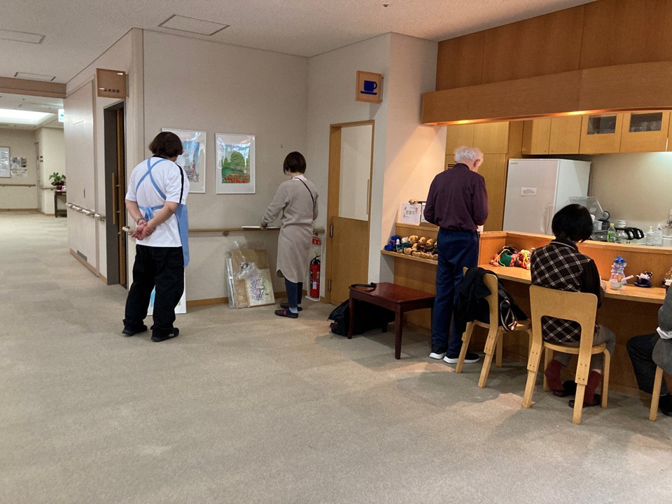 新しい作品にご利用者が、「色彩も場所もいいし、こういう所にポンと私を置いてもらいたいわ」<br>「生の絵はやっぱりいいわね。毎日見てると自分の部屋に飾りたくなるわ」<br>とおっしゃっていました。<br>