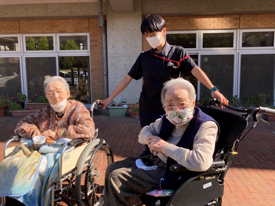 コーヒーを飲みながらお話が弾んでいて『外は気持ちがいいわ!』<br>『美人に撮って下さいね』とおっしゃいます。<br>ご希望通り美人さんに撮れていると思いませんか?<br>