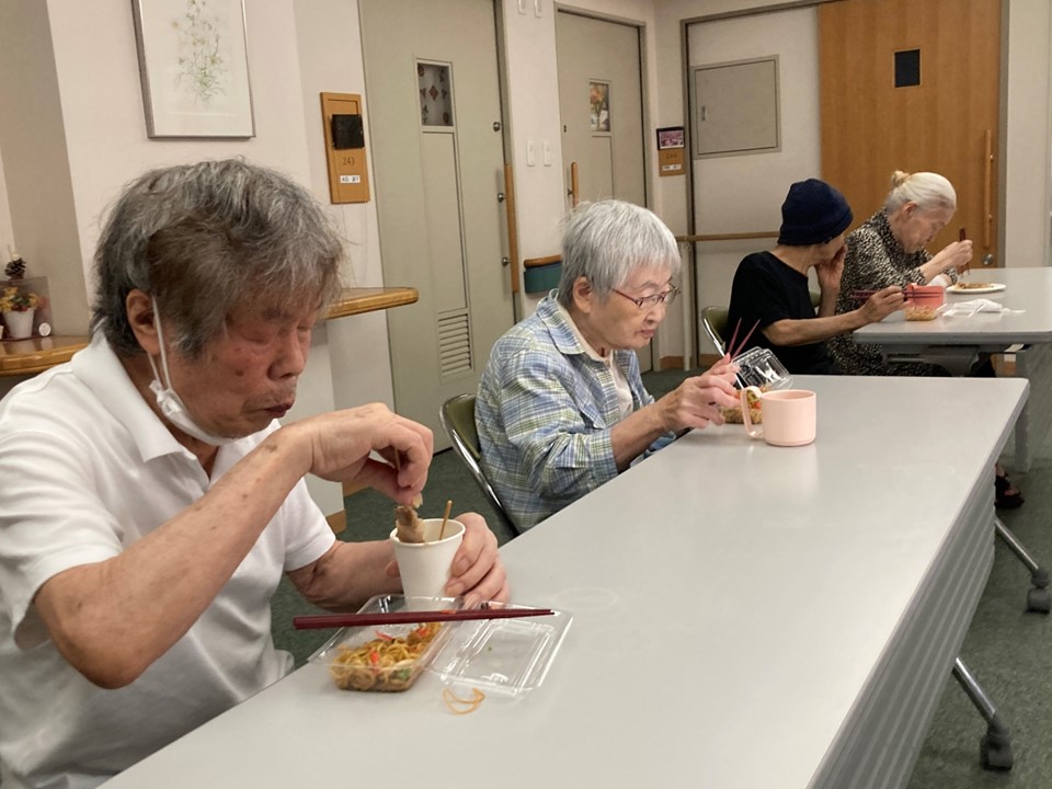 焼きそばと、豚串が絶妙に美味しかったわ!<br>「私はお好み焼き」と日常生活では味わえない刺激や、楽しみがいっぱい<br>あって満足されていたようです。<br>