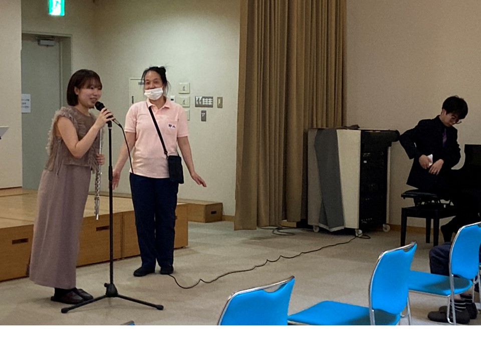 “フルート演奏で春の曲を楽しみませんか”とのお誘いで、<br>武蔵野音大一年生の古河椛名さんがホームでフルートのコンサートを開いて下さいました。<br>