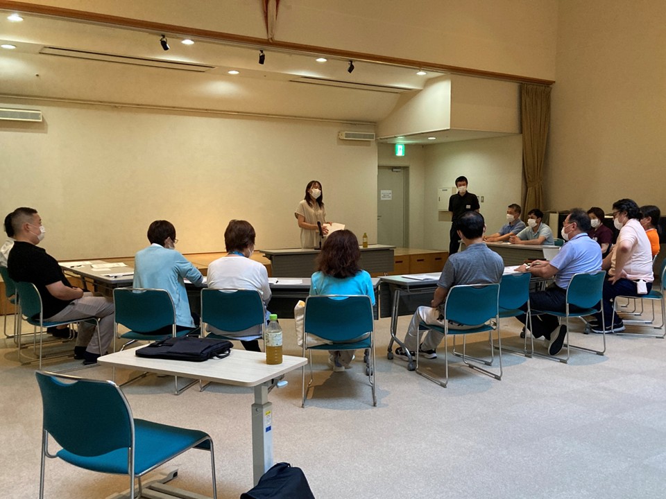 身体拘束はご利用者の生命や身体を保護するため、緊急でやむを得ない場合を除いて行ってはならず、原則として禁止されていて、良かれと思ってやったことが虐待につながってしまうそうです。認知症の方の理解を深め、ご利用者のこれまで生きて来た歴史や人間性を尊重して、認知症だからとあきらめないで対応できるよう身体拘束について真剣に向き合う大変良い機会になりました。<br>