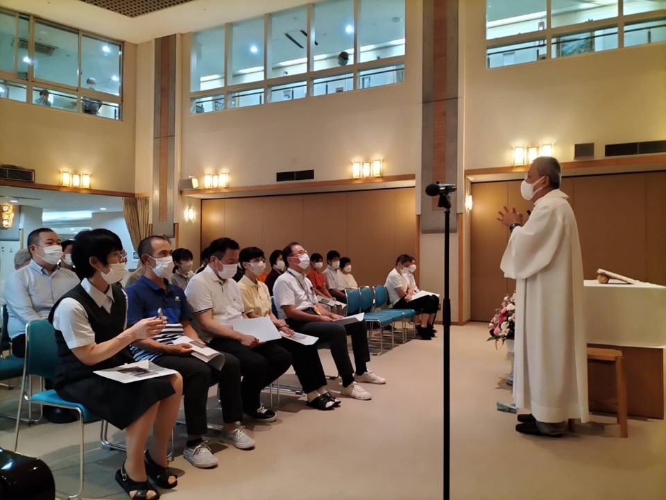 小西神父様からのお話は、命のひきつぎのお話でした。<br>認知症のご主人のお世話をしていた奥様が緩和病棟に入院され、<br>亡くなる三日前に生まれたばかりのひ孫を横に寝かせてもらっていたそうです。<br>二人が寄り添って寝ている姿が命そのもので、まるで命の交換のような美しい光景だったというお話をしてくださいました。納骨された夜、かなり認知症が進んでいたご主人が涙を流されていたというご報告もあったそうです。<br>
