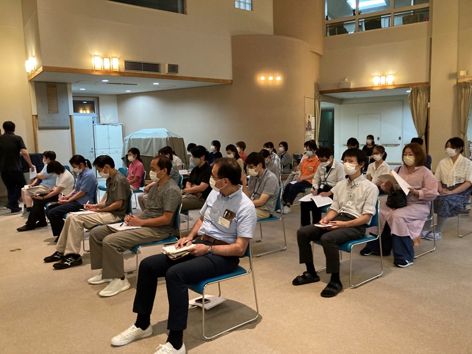 ② 人材育成と人材の確保をする。<br>新型コロナ感染症の影響で、ここ数年施設内外の研修の機会が少なくなっています。本来研修で得られる刺激やリフレッシュ感、仕事の動機づけに欠けるという問題点があります。施設内でのキャリアパスをもっと機能させ、人事考課制度を活用し、職員の働きが評価される職場づくりを目指します。<br>みなさんの心のこもった愛のあるサービスが人づてに人を呼んできます。還元されたものをまた職員の皆様にも還元したいと思っています。<br><br>③ BCPの確立をする。<br>災害や感染症が発生した際、事業の継続が危ぶまれるようではご利用者の生活を守ることはできません。どのような場面においても協力・連携し、より良い解決策を導き出せるようBCPの研修と訓練(シミュレーション)の実施を繰り返し、だれが見ても分かり易く実践できるものを作り上げていきたいと思います。<br>
