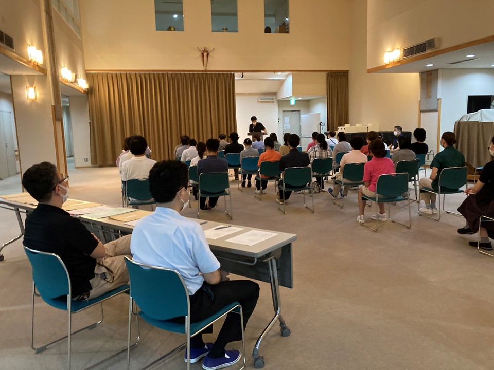 経営理念として―<br>イエス・キリストは、「私があなた方にするように、あなた方も人にしてあげなさい。」<br>と言っておられます。神様はいつも一緒にいて下さいます。<br>私たちもご利用者と共にいて、まずご利用者の思いを感じてください。<br>どうして欲しいのか察してください。<br>ご利用者が悲しい時、共に悲しんで下さい。<br>共にあるということは物理的な距離感ではなく、その人の懐に入る事です。<br>信頼され安心していただけることです。苦しみ、悲しみの中にいるのであればそれを共に感じ、そこへ手を差し伸べてその中から引き上げて欲しいと思います。これは一方的なものではなく、時にご利用者から私たちが励まされ勇気をもらい慰められるといったことが起こります。そのことに気づける人になってください。<br><br>日々の生活の中で不安や焦燥感を感じている人がいるとしたら、私たち職員が触れ合うことで喜びを少しでも感じていただき、出会えて良かったと思って貰えたらすばらしいと思います。<br>失敗することも含めて神様のはかりごととして、自分なりの考え方を持ち、他人のアドバイスに耳を傾けながら挑戦し、神様が一人ひとりに用意して下さっている最善の計画に近づくことができますように。<br><br>聖母ホームは看取りケアも行っています。みなさんには最期の時までご利用者と共にあって欲しいと心から願っています。<br>