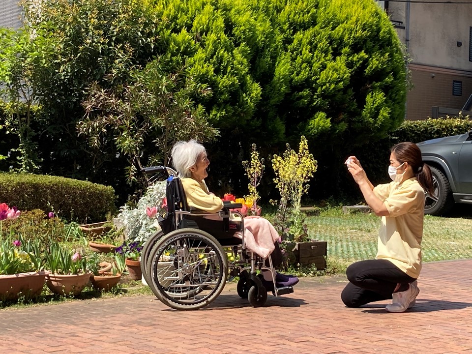 ある日にはデイサービスがチューリップの花を囲んで<br>“♪咲いた、咲いたチューリップの花が♪…と楽しそうに歌っていました。<br>