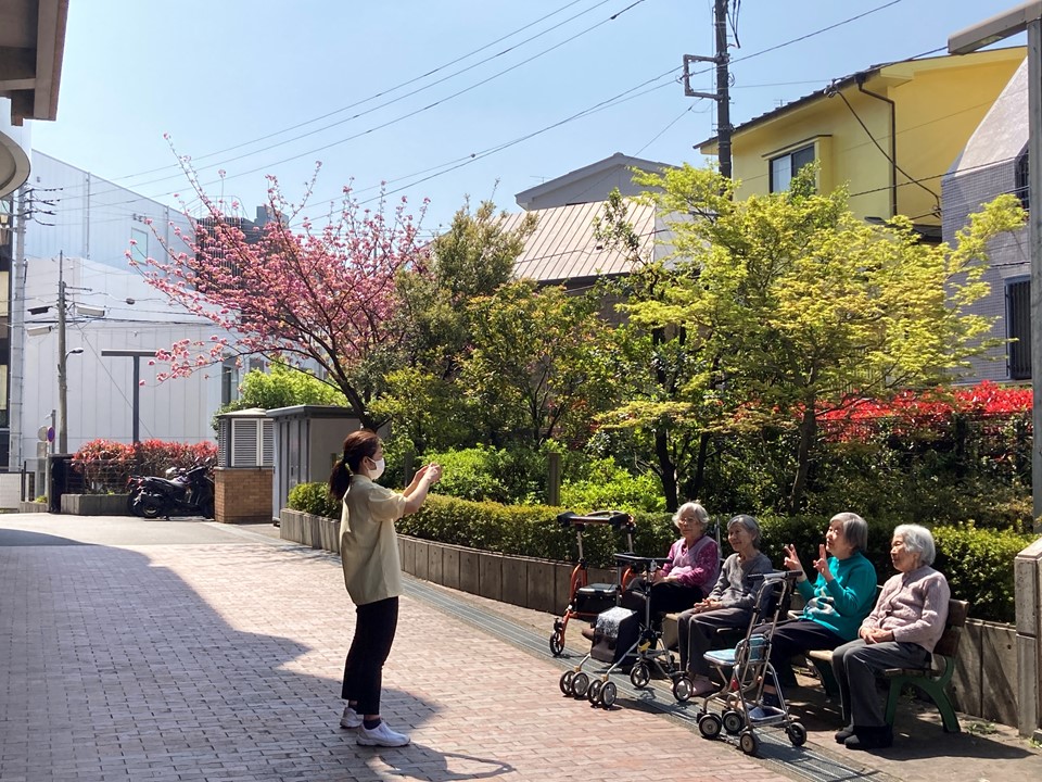 グループホームの方々も毎日まいにち園庭のお散歩をされて「お花がきれいね」と<br>眺めて下さっています。<br>聖母ホームの園庭はいろいろなお花でいっぱいです。<br>