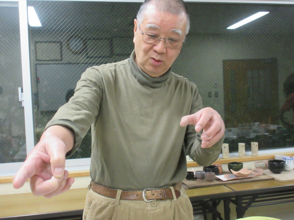 この写真はコロナ禍前の陶芸教室の指導をされている村上先生です。<br>