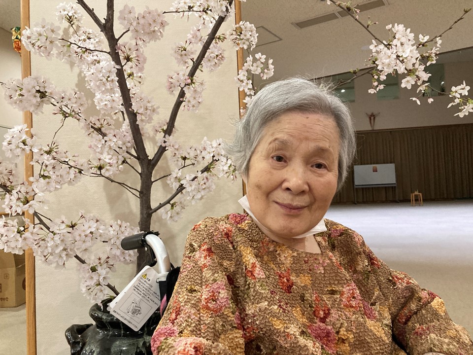 ホームではご利用者や職員が桜を見上げながら<br>「桜はほんとにいいよね。」<br>「きれいですね!」」<br>「見事です!」<br>