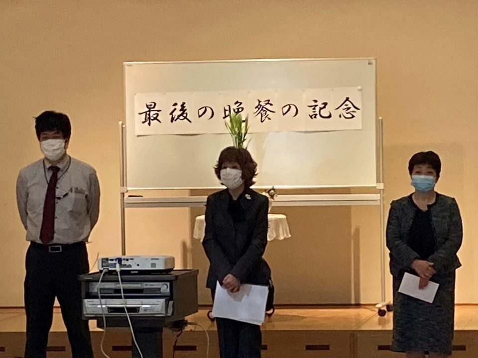 記念写真のあと、一日中オリエンテーションのプログラムが続きます。<br>防災のこと、ボランティア活動のこと、コンプライアンス、苦情解決、危機管理意識、広報、衛生管理、<br>ホームのケアが大切にしている事、研修制度、接遇、食事介助、理事長より『聖母会の(こころ)』<br>施設長からホームの経営理念について、栄養管理などがあり最後に自己紹介です。<br>新人の職員から、<br>
