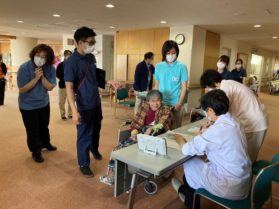 問診する先生、接種する先生、全体を見渡す先生<br>連携がスムーズで「さすが聖母病院の先生だわ」とご利用者が絶賛していました。<br>ワクチンは2回接種が基本で、再接種は約3週間後だそうです。<br>