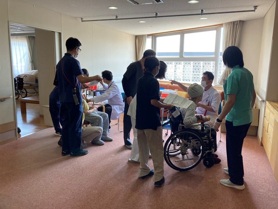 2日目は特養のご利用者と直接お世話をする職員の接種が行われました。<br>接種後のご利用者は「ちっとも痛くなかったわ」と平気そうにお話していました。<br>