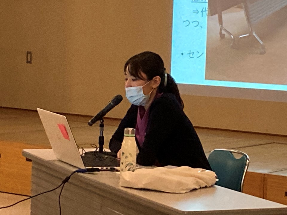 発生が分かった段階で、ゾーニングという汚染区域と清潔区域、準清潔区域に分けて感染対策を実施しました。職員はフル防護具を着用し、発症者対応とその他の利用者を分けました。隔離部屋にはコロナ感染のため準備していた陰圧テント7台を使用しました。施設内フロア間の職員の行き来を中止し、休憩室などの共用部分の分離もしました。<br><br>発症の疑いがある方を確認次第、必ずフル防護具を着用して迅速に隔離し、感染制御の対策を確実に実施することを最も重要としました。<br>物品やごみの管理なども感染対策に応じて実施しました。毎日担当者が保健所と感染者の状態についてやり取りを行っていました。<br>