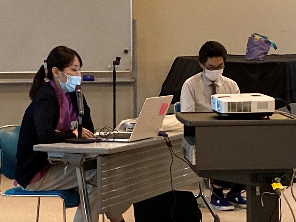 職員は毎日出勤のたびにいつか自分が感染してしまうのではないかと思う日々だったそうです。そして、ご利用者が居室で過ごすことが多くなり、刺激が少なくなることで認知症の進行やADLの低下につながってしまう心配もあり、できる範囲の対応を行ったということでした。感染のリスクを背負いながら働く辛さがありましたが、職員みんなで団結して乗り越えることができました。<br>研修では、これからは施設全体でコロナが発症した部署を支える仕組みが必要だという意見も出ました。<br>看護主任からの報告終了後、職員全体から拍手が沸き起こり、口々にお疲れ様と声をかけていました。<br>